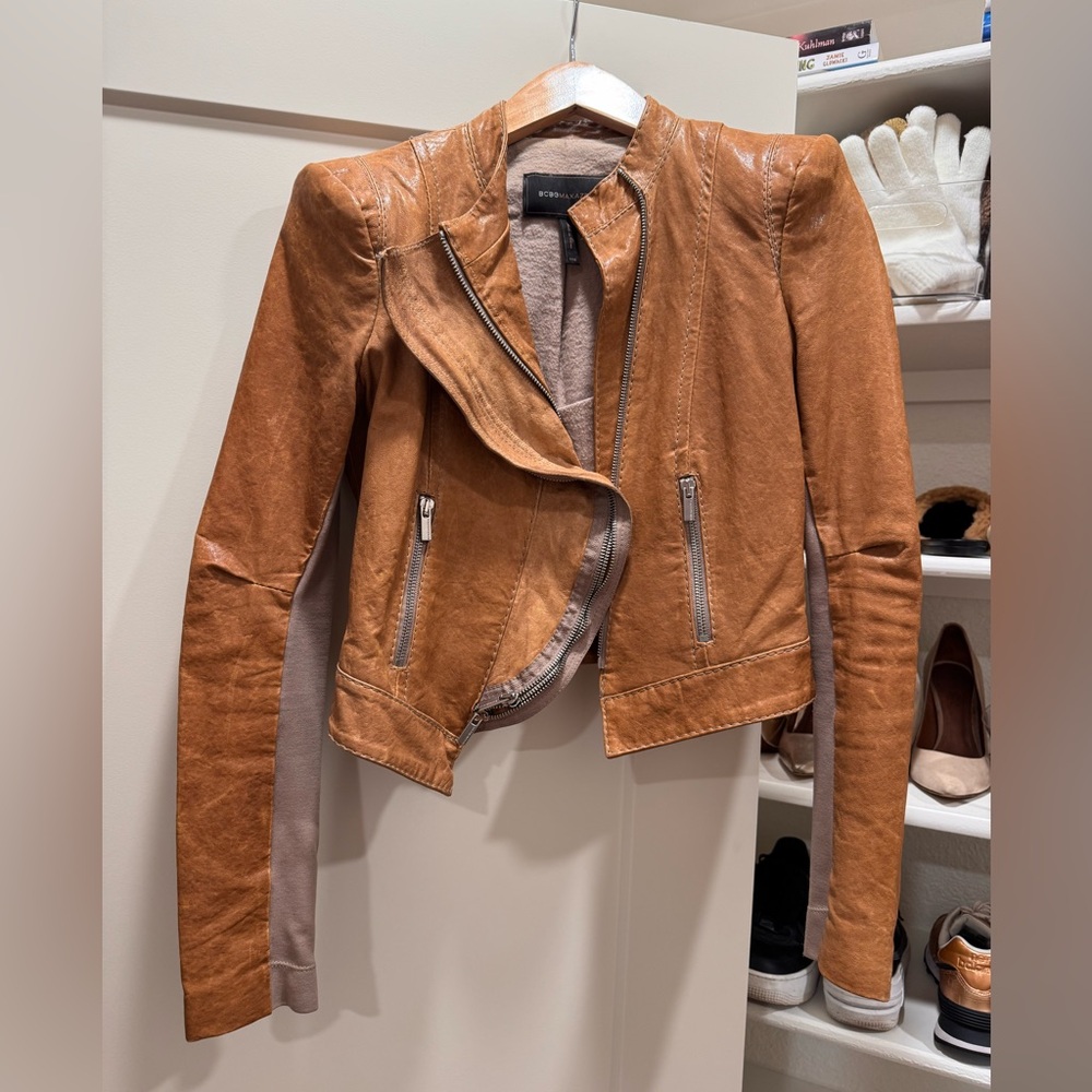 BCBGMAXAZRIA 100% Leather shoulder padded Jacket 
SIZE XXS